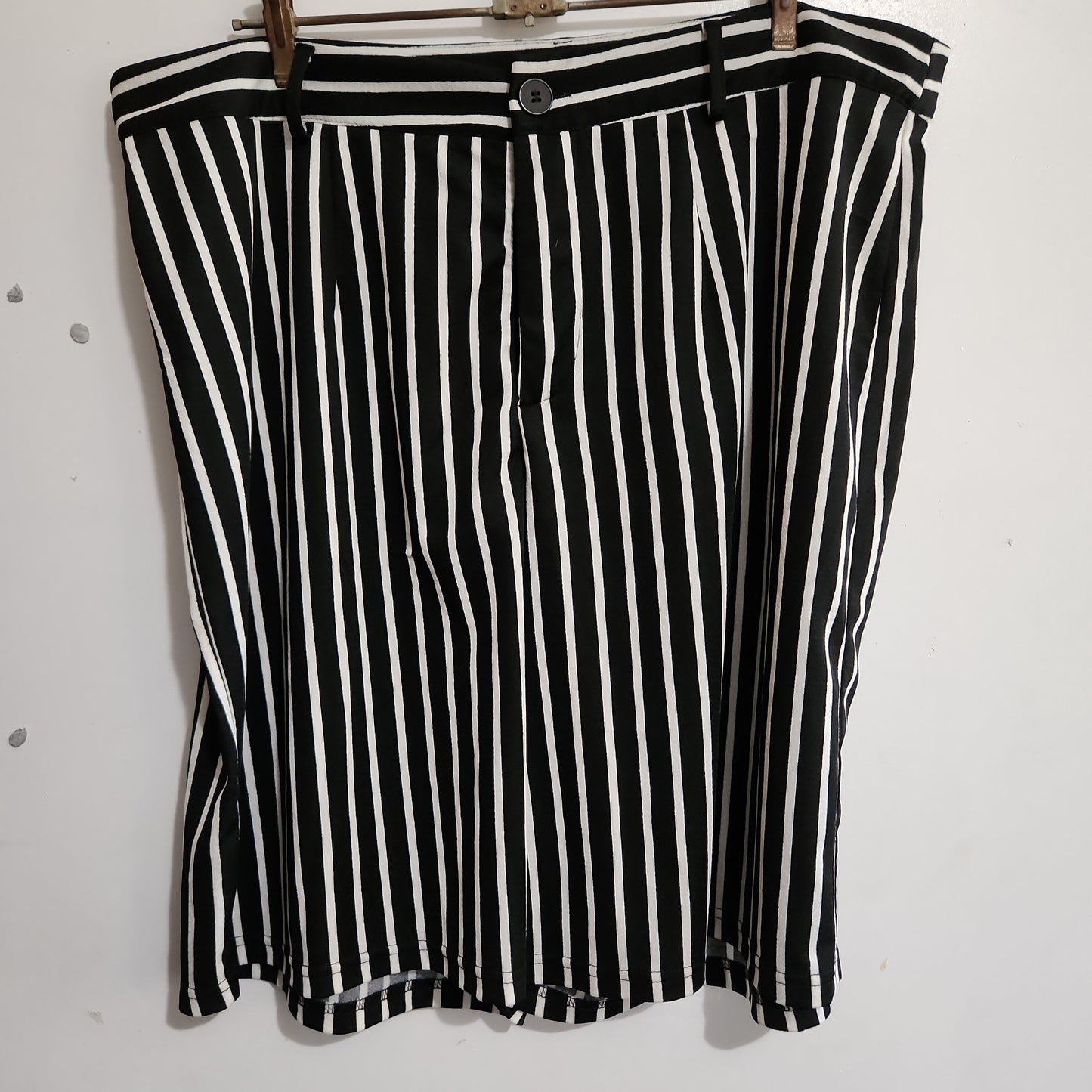 Shein Bermuda black and white size 2XL (20) shorts - TOGA Multiverse